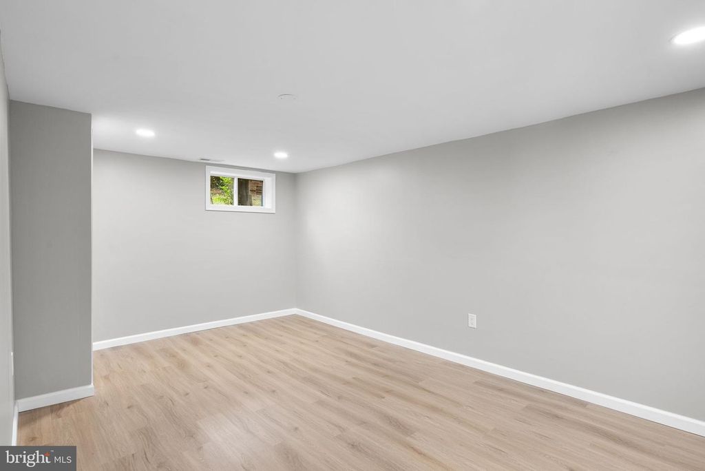 Image 16 of property listing at 5403 14TH PL, Hyattsville, MD 20782