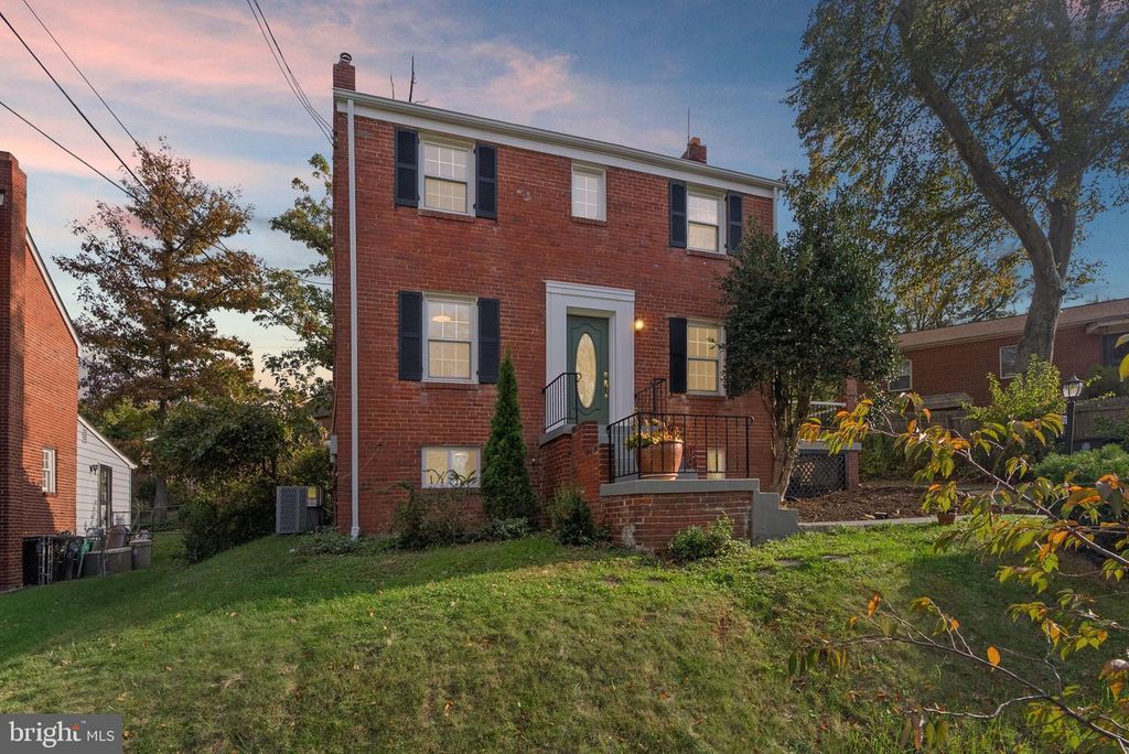 Image 2 of property listing at 5403 14TH PL, Hyattsville, MD 20782