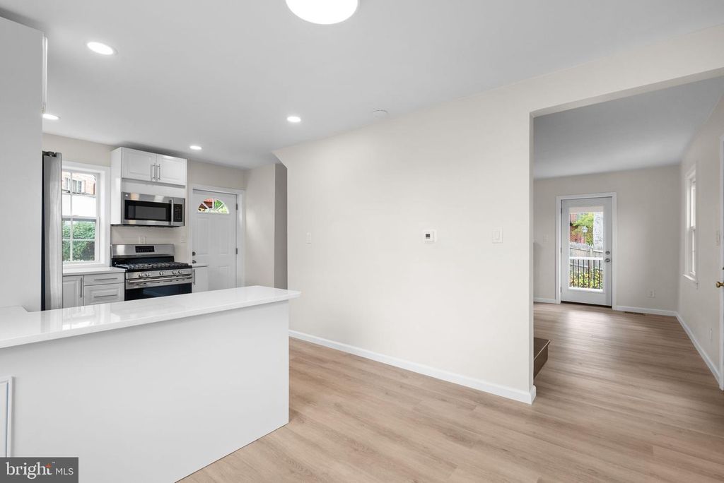 Image 9 of property listing at 5403 14TH PL, Hyattsville, MD 20782