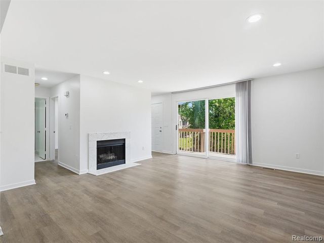 7058 Elmhurst 1, West Bloomfield, MI 48322