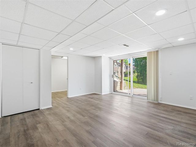 7058 Elmhurst 1, West Bloomfield, MI 48322