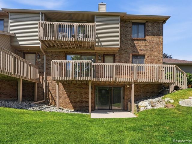 7058 Elmhurst 1, West Bloomfield, MI 48322
