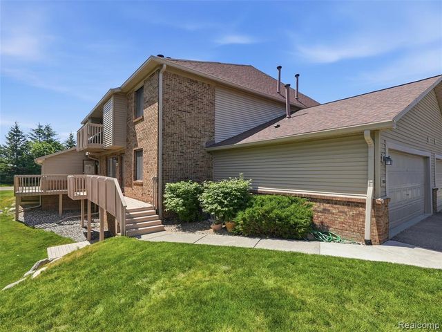 7058 Elmhurst 1, West Bloomfield, MI 48322