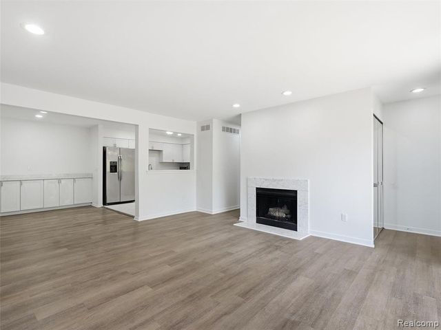 7058 Elmhurst 1, West Bloomfield, MI 48322