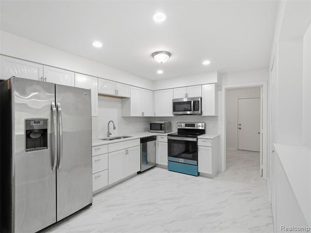 7058 Elmhurst 1, West Bloomfield, MI 48322