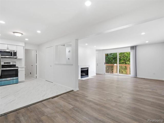 7058 Elmhurst 1, West Bloomfield, MI 48322