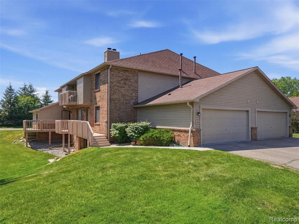 7058 Elmhurst 1, West Bloomfield, MI 48322