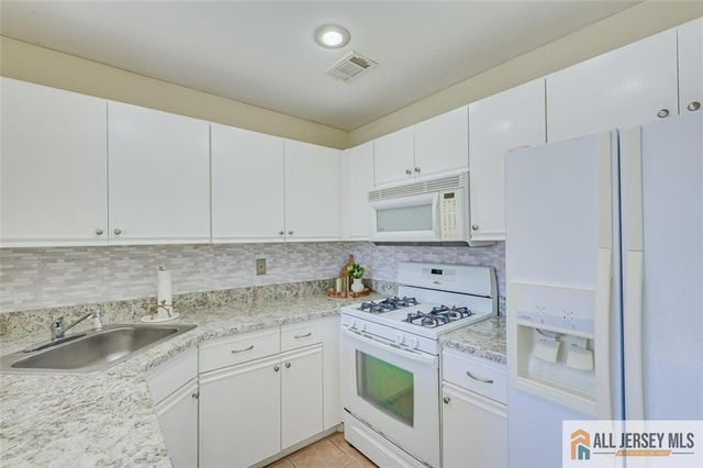 48 Tanglewood Court, South Brunswick, NJ 08852