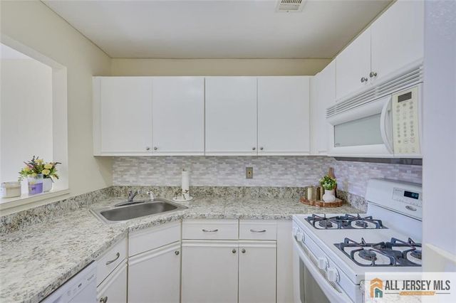 48 Tanglewood Court, South Brunswick, NJ 08852