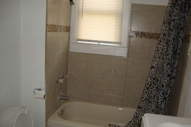 136 E DULLNIG CT, San Antonio, TX 78223
