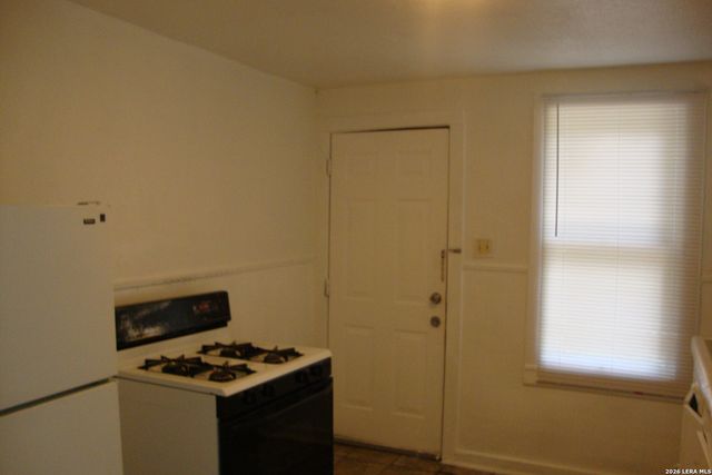 136 E DULLNIG CT, San Antonio, TX 78223