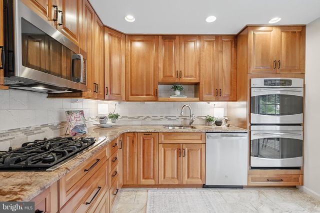 5319 STONINGTON DR, Fairfax, VA 22032