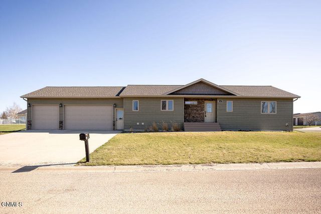 1307 13th Street SW, Jamestown, ND 58401 property photo