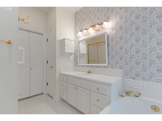 724 Ne PACIFIC Dr, Fairview, OR 97024