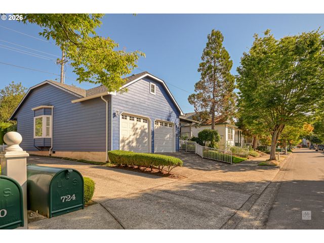 724 Ne PACIFIC Dr, Fairview, OR 97024
