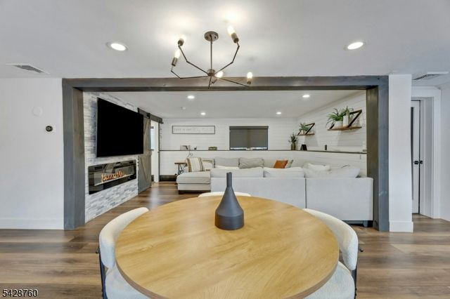 81 Pascack Ave, Emerson Boro, NJ 07630