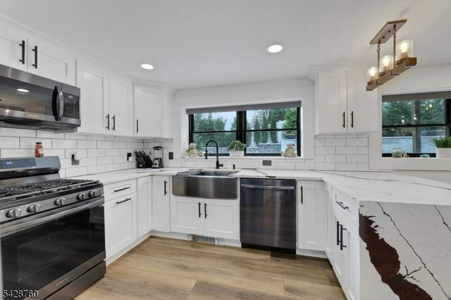 81 Pascack Ave, Emerson Boro, NJ 07630