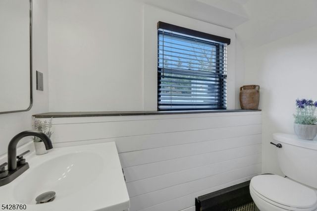 81 Pascack Ave, Emerson Boro, NJ 07630