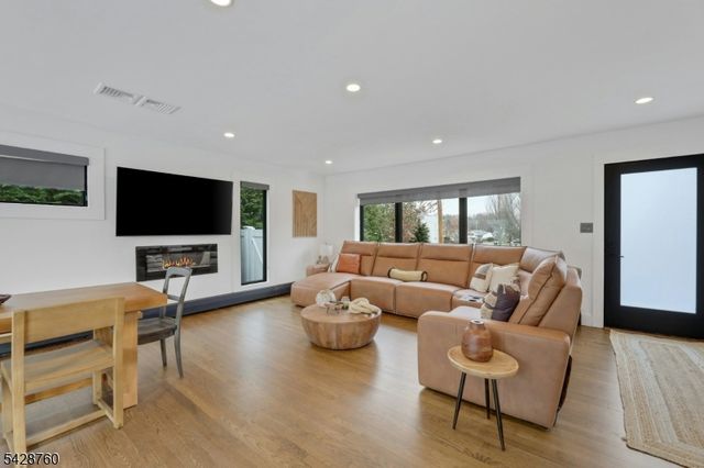 81 Pascack Ave, Emerson Boro, NJ 07630