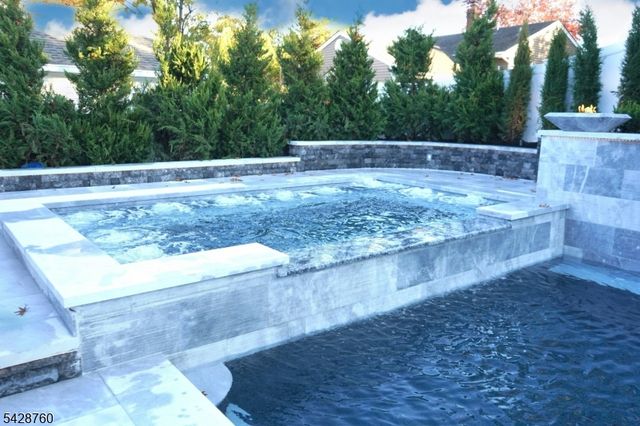 81 Pascack Ave, Emerson Boro, NJ 07630