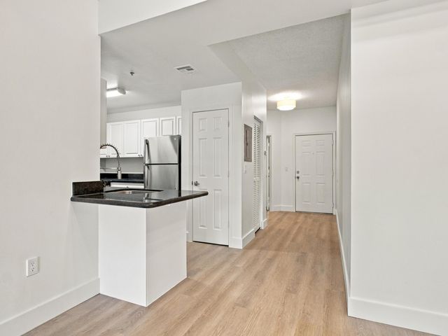 2020 GREENVIEW SHORES Boulevard 109, Wellington, FL 33414