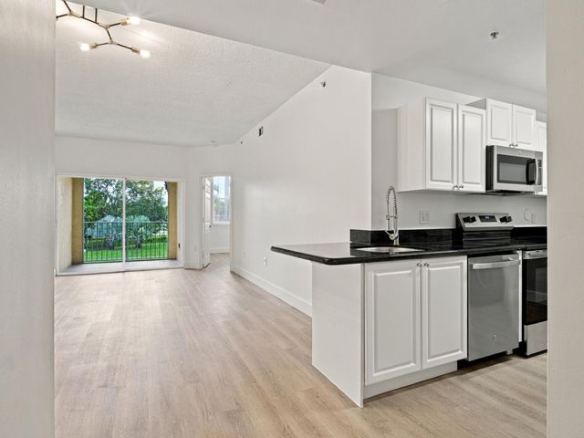 2020 GREENVIEW SHORES Boulevard 109, Wellington, FL 33414