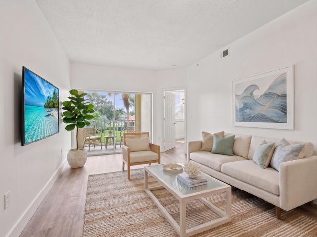 2020 GREENVIEW SHORES Boulevard 109, Wellington, FL 33414