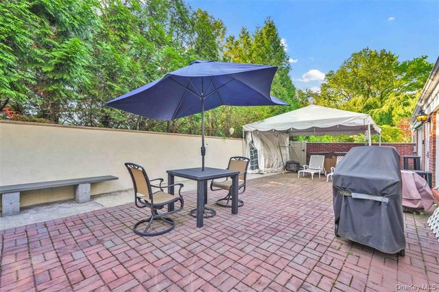 105 Park Lane, Douglaston, NY 11363