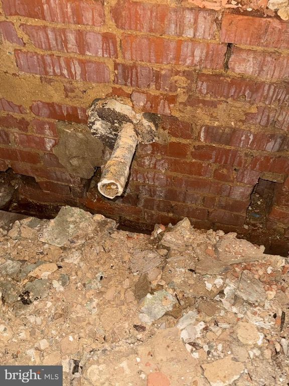 Image 5 of property listing at 452 FURROW ST, Baltimore, MD 21223