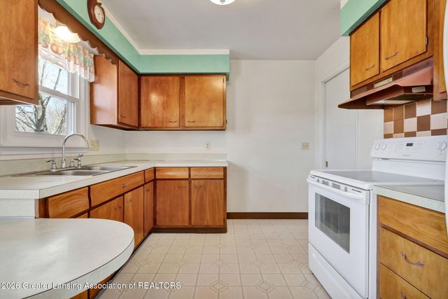 8825 Seney Drive, Dimondale, MI 48821
