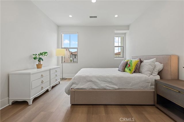 63 Longchamp, Irvine, CA 92602