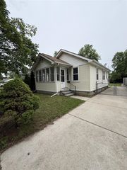 68 W Maxlow Avenue, Hazel Park, MI 48030