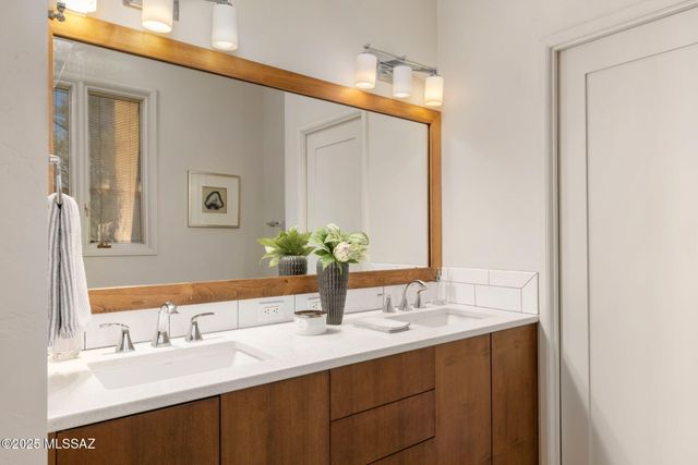 5671 N Placita Stilbayo, Tucson, AZ 85718