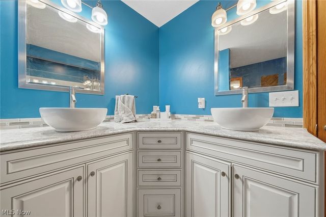 11080 Dunsby Avenue NW, Uniontown, OH 44685