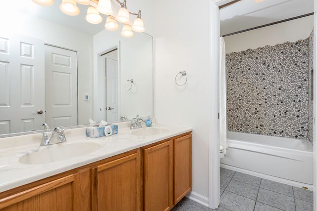 1413 W Split Oak Circle, Round Lake Beach, IL 60073