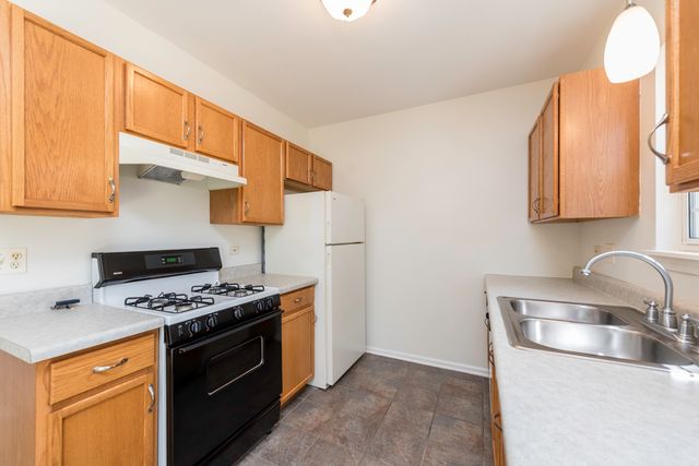 1413 W Split Oak Circle, Round Lake Beach, IL 60073
