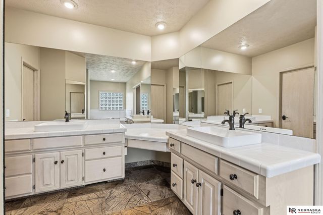 11211 Kentucky Road, Papillion, NE 68133