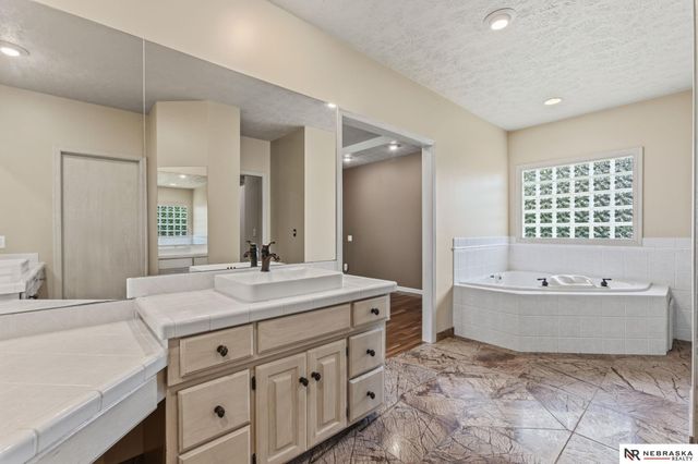 11211 Kentucky Road, Papillion, NE 68133