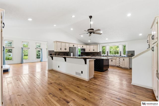 11211 Kentucky Road, Papillion, NE 68133