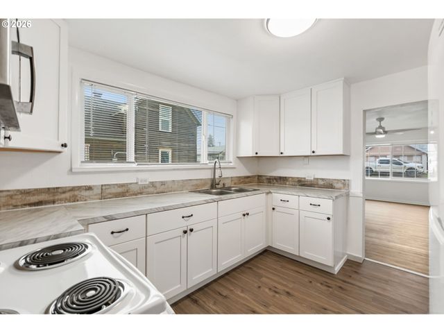 107 N 2ND St, Pe Ell, WA 98572