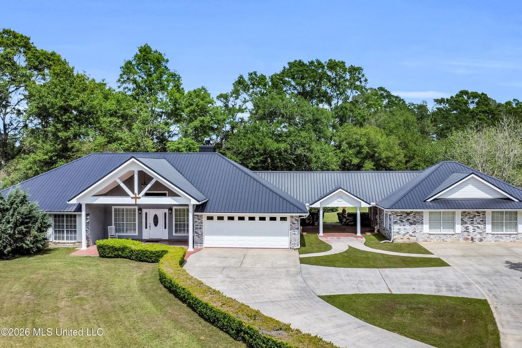 39 Oak Allee Drive, Picayune, MS 39466