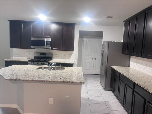 8010 Farthing Lane, Rosharon, TX 77583