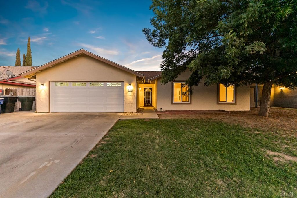 1001 Lakewood Drive, Hanford, CA 93230
