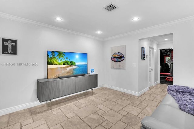 851 Bluebird Ave, Miami Springs, FL 33166