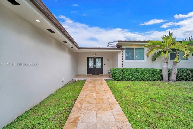 851 Bluebird Ave, Miami Springs, FL 33166