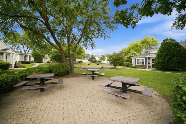 1180 Cove Drive 152B, Prospect Heights, IL 60070