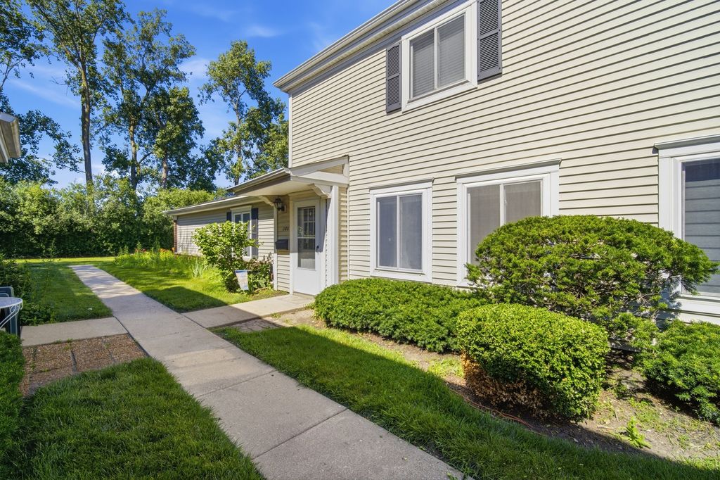 1180 Cove Drive 152B, Prospect Heights, IL 60070