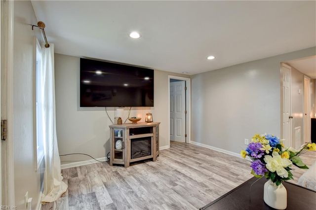 1717 Sparrow RD, Chesapeake, VA 23320