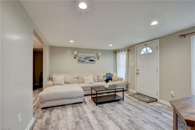 1717 Sparrow RD, Chesapeake, VA 23320