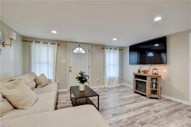 1717 Sparrow RD, Chesapeake, VA 23320